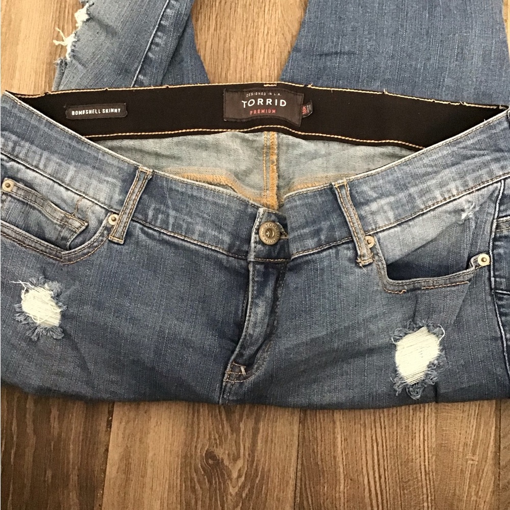 Torrid premium distressed Blue bombshell skinny jeans. Size 18R - Picture 4 of 8